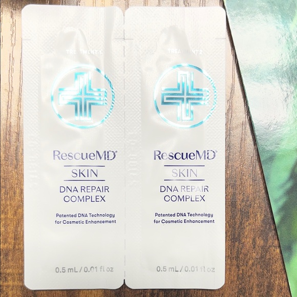 La Mer Green Eye Cream with Silver Accents - Picture 3 of 4